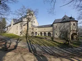 Вид дворца с западной стороны