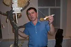 Пётр Рябов со своими резными работами, 2007