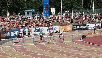 Забег на 400 метров с барьерами у мужчин