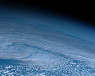 След пыли камчатского метеорита, сфотографированный японским спутником «Химавари-8»