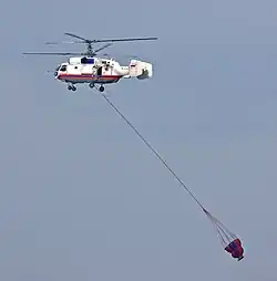 Ка-32 с подвесным водосливным устройством