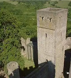 Башня в юго-восточной части комплекса