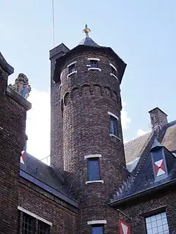 Декоративная башенка в юго-западной части двора