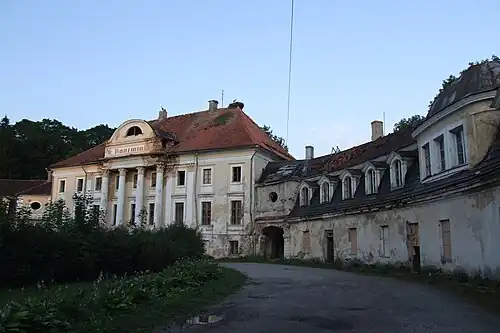 Панорама комплекса со стороны правого крыла