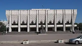 Здание Казахского театра драмы им. Ауэзова, в котором выступает труппа
