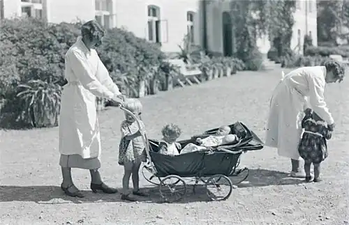 Воспитанники детсада Кехтнаской высшей школы домоводства на прогулке, 1936 год