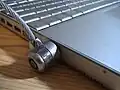 Присоединенный к PowerBook G4 замок