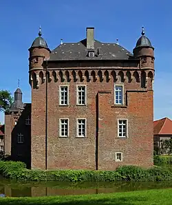 Боковой фасад резиденции