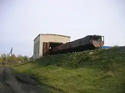 Узкоколейные вагоны ТСВ-6А на разгрузочной эстакаде