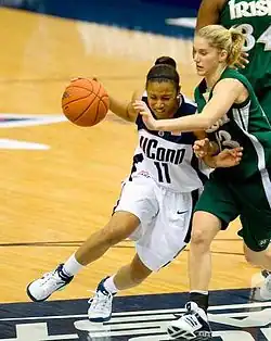 Сваньер в игре за «Коннектикут Хаскис» против «Нотр-Дам Файтинг Айриш» (6 марта 2006 года)