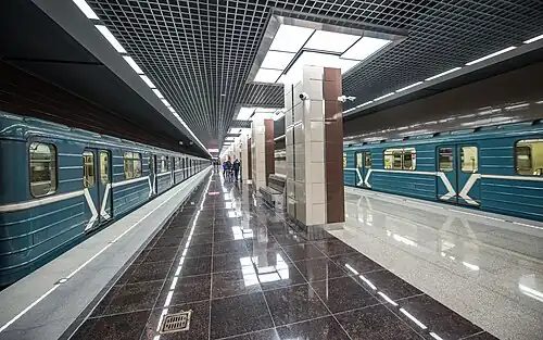 Путевой зал и платформа станции с прибывшими поездами 81-717/714