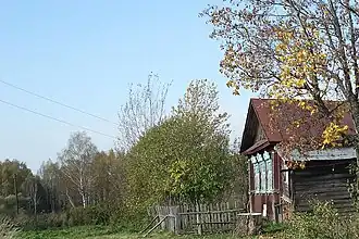 Последний дом деревни. Рядом — лес