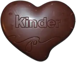 Шоколадное сердце. Посередине надпись «Kinder».