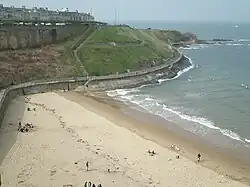 Песчаный пляж залива Короля Эдуарда (англ. King Edwards Bay).Вид со стороны замка