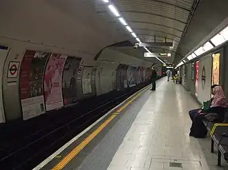 Вид на платформу «Метрополитен», «Хаммерсмит-энд-Сити» и Кольцевой линии.