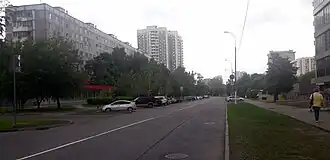 Вид на запад от Кировоградской улицы. По левой стороне — оба жилых дома, числящихся по Кировоградскому проезду