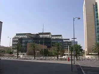 Торгово-офисный центр «Кирьят-ха-Мемшала» (справа — здание суда)