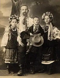 П.Д.Киселёв в возрасте 3 лет с отцом и сестрами. Владивосток,1917 г.