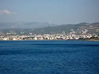 Вид со стороны залива Кисамос на город Кисамос