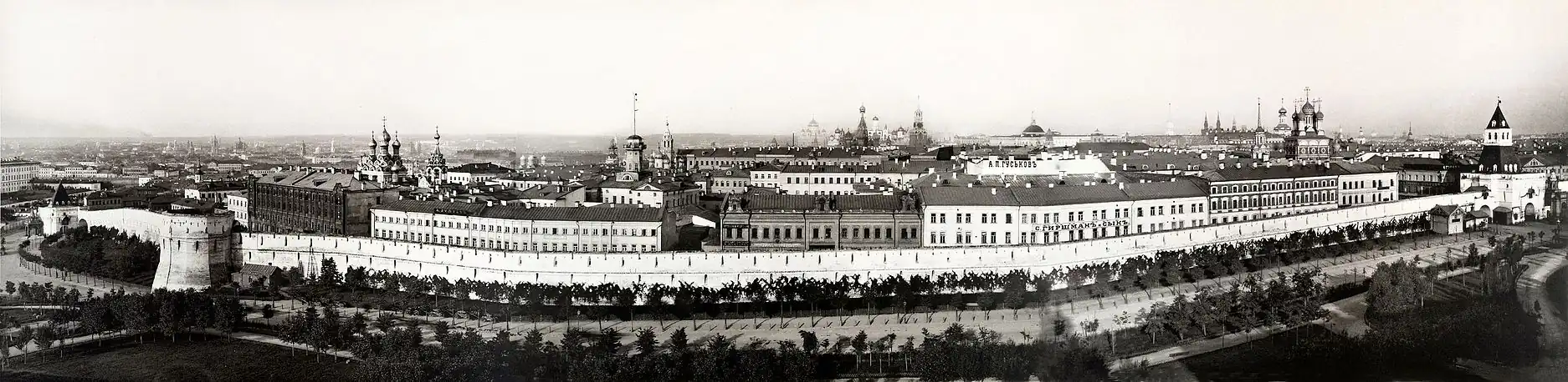 Панорама Китай-города в Москве, 1887 год. Вид (слева направо) от Варварских ворот к Ильинским. Между ними глухая Гранёная (Многогранная) башня