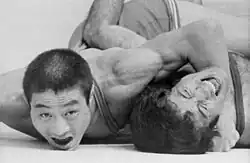 Киёми Като (слева) кладёт на лопатки Мохаммеда Горбани (Иран) на Олимпийских играх 1972 года.