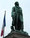 Статуя генерала Жана-Батиста Клебера (1753–1800) на площади Клебер, Страсбург, воздвигнутая в 1838 году. Клебер, родившийся у в семье строителя в Страсбурге, несомненно, стал одним из величайших генералов французских революционных войн; второй командующий французской экспедиционной армией после Наполеона перед смертью в Каире, Египет