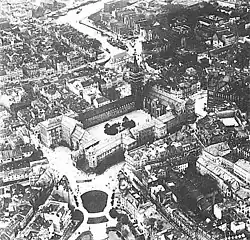 Вид замка сверху со стороны Королевского пруда