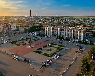 Сквер и здание Кокшетауского вокзала на площади (ул. Вернадского, 1).