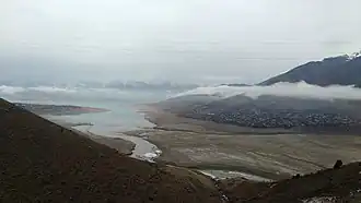 Зима. Видно дно Чарвакского водохранилища, Коксу (справа) впадает прямо в Чаткал