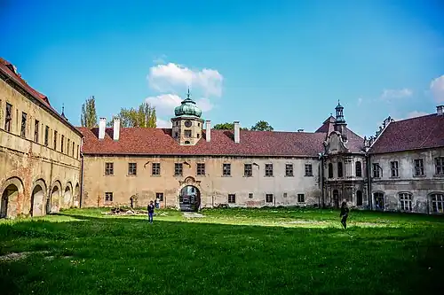 Замковый двор