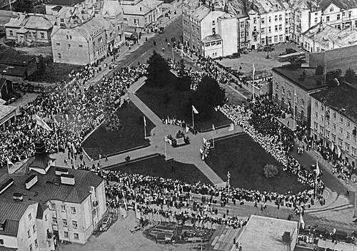 Народные гуляния на площади с воздуха (1935)