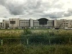 Вид на «Новые Кресты» с перегона Колпино — Поповка ОктЖД слева по ходу движения поезда в направлении Москвы.  В направлении СПБ они будут справа по ходу движения