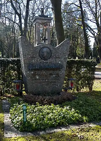 Могила Нико Досталя на муниципальном кладбище Зальцбурга