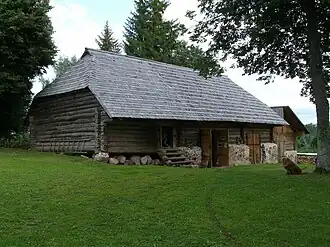 Амбар-хлев в музее под открытым небом Карилатси