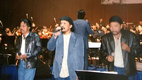 Компратаса на концерте в Университете Малайя (Куала-Лумпур) в 2010 г.