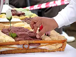 Инджольми, сладость из клейкого риса с бобовой пудрой.