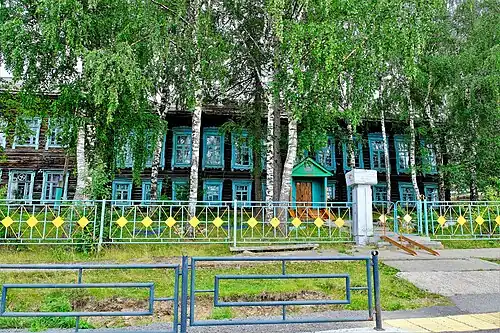 Школа и памятный знак Скорынину В. П. в Косье