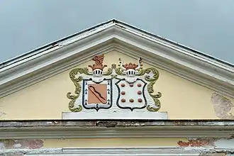 Гербы на фронтоне переднего фасада главного здания