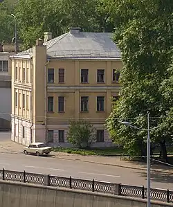 Вид на Костомаровскую набережную и эстакаду Костомаровского моста (2008). Здание (Костомаровский переулок, 15) было снесено в 2008 году