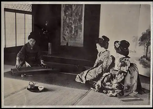 Майко 1910-х учатся игре на кото