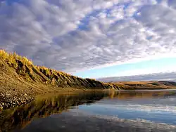 Вид на нижнее течение реки Котуй в районе поселка Каяк осенью 2004 года