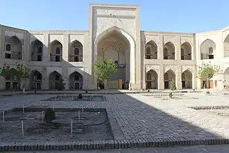 Медресе Кукельдаш, внутренний двор