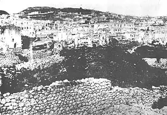 Шуша. Разрушенный квартал Джрабердцоц. В центре - Кусанац ванк.