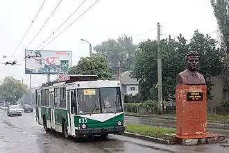 ЮМЗ-Т2 у памятника Лютикову