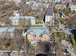 На переднем плане — здание пожарной части (дом № 7)