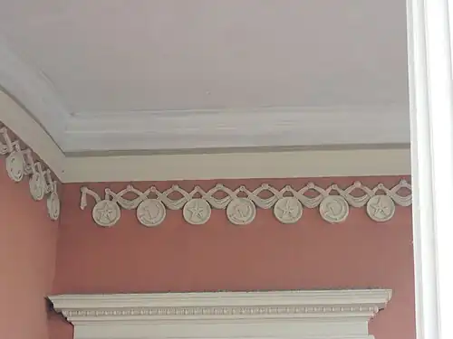 Медальоны во входных вырезах павильона