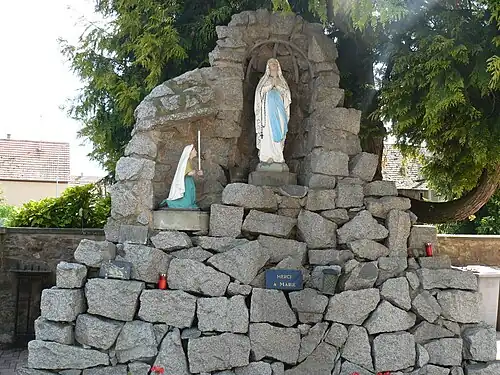 Грот Лурдес возле церкви