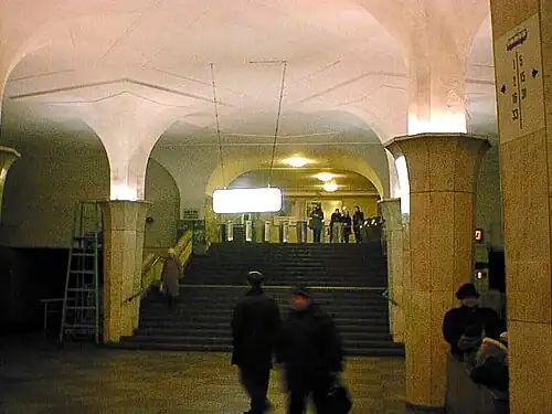 Лестница в конце зала.11 марта 2000 года.