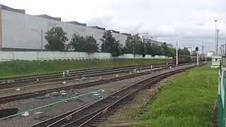 Грузовые пути сзади платформы, вид на северо-восток