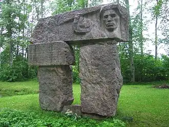 Братская могила советских воинов, павших во II мировой войне, в Курси (скульптор Эльмар Ребане, 1977)